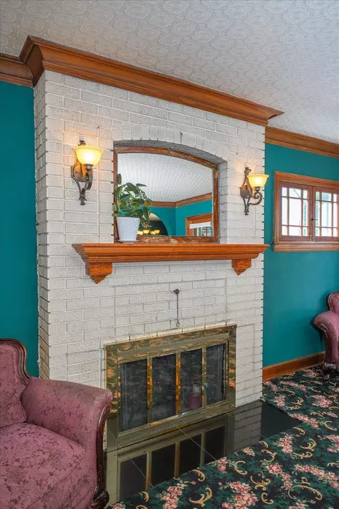 Living - 1024 E Overbluff Rd, Spokane, WA 99203 photo 3 of 6