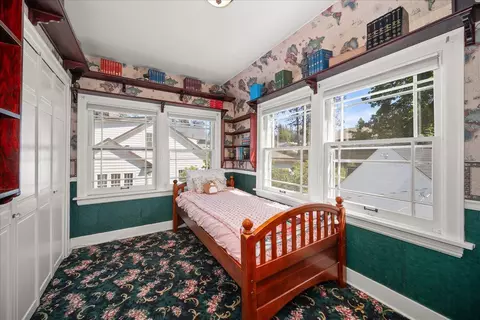 Bedroom - 1024 E Overbluff Rd, Spokane, WA 99203 photo 4 of 5