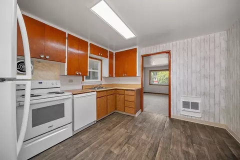 Kitchen - 11216 E 4th Ave, Spokane Valley, WA 99206 photo 2 of 3