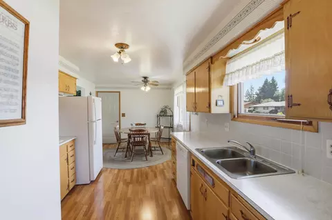 Kitchen - 10015 E 18th Ave, Spokane Valley, WA 99206 photo 3 of 3