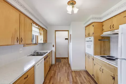 Kitchen - 10015 E 18th Ave, Spokane Valley, WA 99206 photo 2 of 3