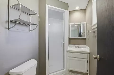 Bath - 6422 E 17th Ave, Spokane Valley, WA 99212 photo 2 of 3