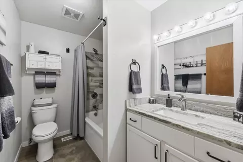 Bath - 15009 E Cooper Rd, Mead, WA 99021 photo 2 of 3