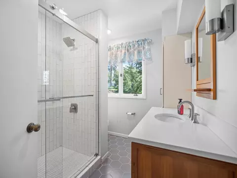 Bath - 1003 E 16th Ave, Spokane, WA 99203 photo 2 of 5