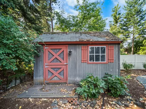 Exterior - 1003 E 16th Ave, Spokane, WA 99203 photo 9 of 11