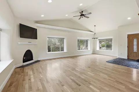 Living - 7710 E Beverly Dr, Spokane Valley, WA 99212 photo 2 of 6