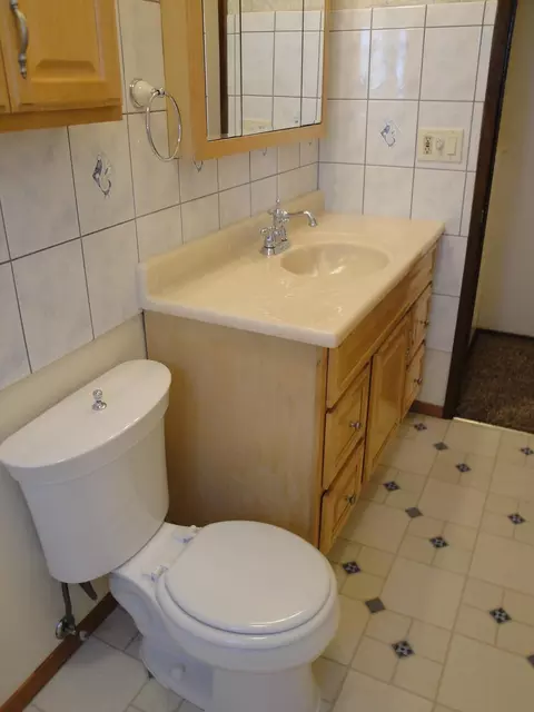 Bath - 621 3rd St, Cheney, WA 99004 photo 4 of 7
