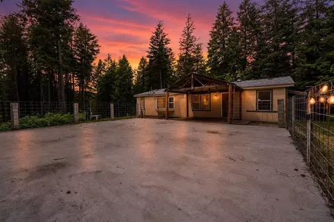 14611 Mountain View Ln, Newman Lake, WA 99025