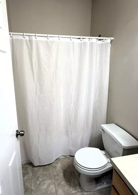 Bath - 2355 NW Ridgeline Dr, Pullman, WA 99163 photo 7 of 8