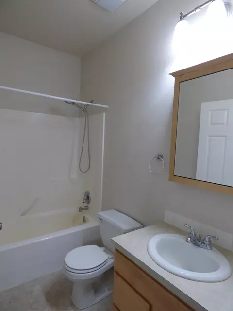 Bath - 2355 NW Ridgeline Dr, Pullman, WA 99163 photo 6 of 8