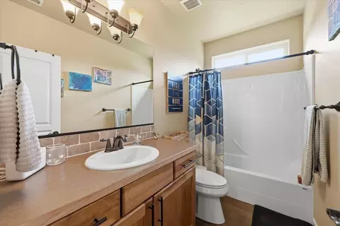 Bath - 4520 E 22nd Ct, Spokane, WA 99223 photo 3 of 4