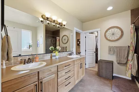 Bath - 4520 E 22nd Ct, Spokane, WA 99223 photo 1 of 4