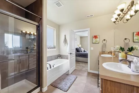 Bath - 4520 E 22nd Ct, Spokane, WA 99223 photo 2 of 4