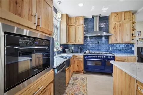 Kitchen - 5710 E Greenbluff Rd, Colbert, WA 99005 photo 4 of 7