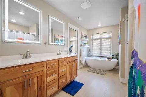 Bath - 5710 E Greenbluff Rd, Colbert, WA 99005 photo 2 of 4