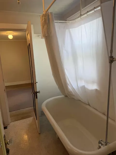 Bath - 340 SE High St, Pullman, WA 99163 photo 1 of 2