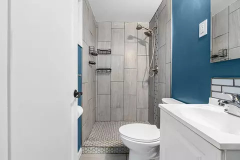 Bath - 412 E Cozza Dr, Spokane, WA 99208 photo 2 of 2