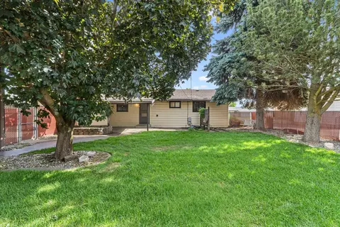 Exterior - 412 E Cozza Dr, Spokane, WA 99208 photo 4 of 10