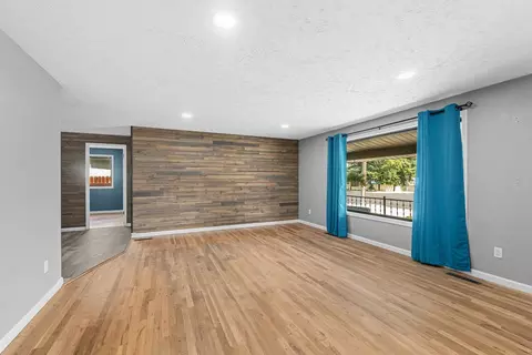 Living - 412 E Cozza Dr, Spokane, WA 99208 photo 1 of 2