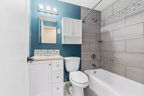 Bath - 412 E Cozza Dr, Spokane, WA 99208 photo 1 of 2