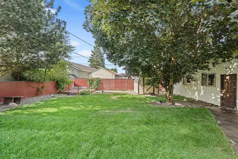 Exterior - 412 E Cozza Dr, Spokane, WA 99208 photo 5 of 10