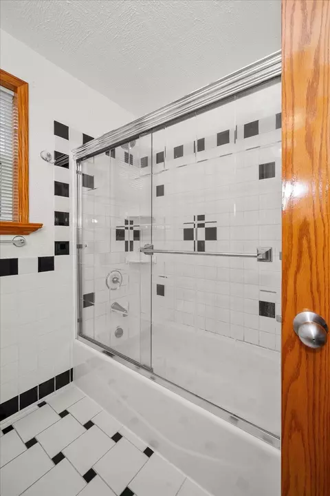 Bath - 532 E Heroy Ave, Spokane, WA 99207 photo 2 of 7