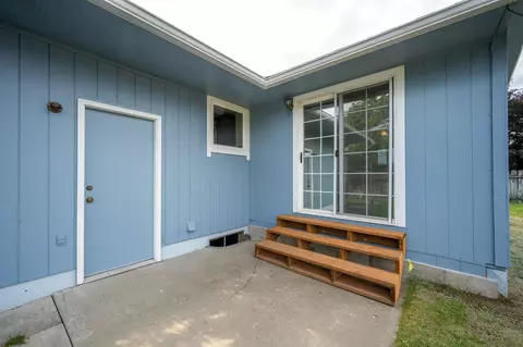 Exterior - 721 E Lyons Ave, Spokane, WA 99208 photo 4 of 7