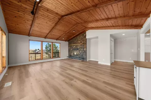 Living - 1112 E Jennings Rd, Spangle, WA 99031 photo 5 of 7