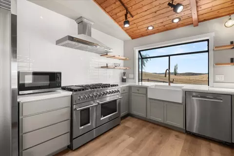 Kitchen - 1112 E Jennings Rd, Spangle, WA 99031 photo 3 of 4
