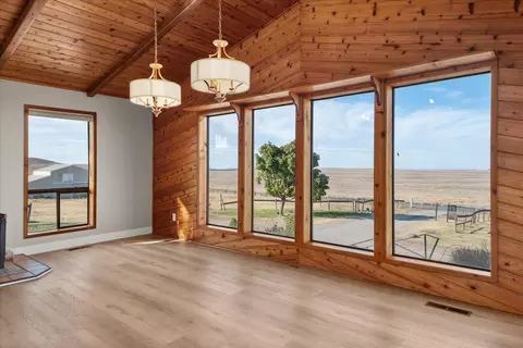 Living - 1112 E Jennings Rd, Spangle, WA 99031 photo 4 of 7