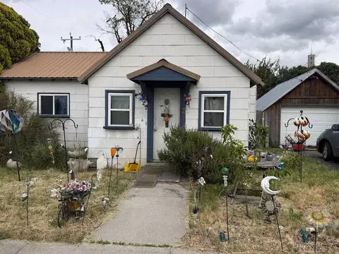 8 S 4th St, Harrington, WA 99134