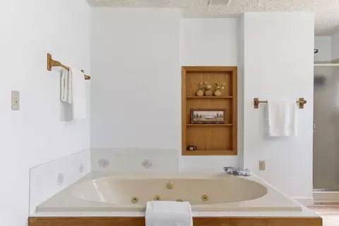 Bath - 14406 E 7th Ave, Spokane Valley, WA 99216 photo 3 of 6
