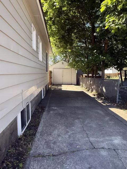 Exterior - 2114 E Rowan Dr, Spokane, WA 99207 photo 3 of 9
