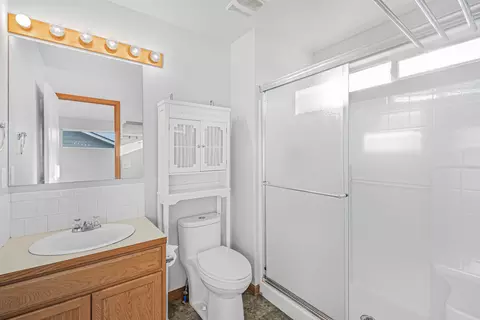 Bath - 1706 E Vanetta Ave, Spokane, WA 99217 photo 1 of 2