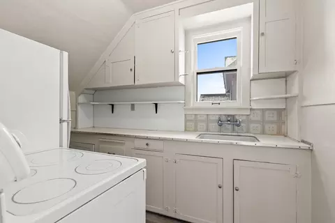 Kitchen - 1027 W Maxwell Ave, Spokane, WA 99201 photo 3 of 4