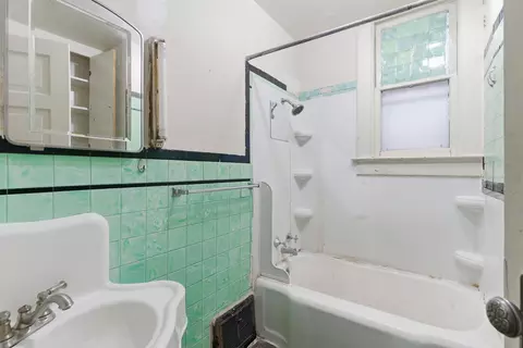Bath - 1027 W Maxwell Ave, Spokane, WA 99201 photo 1 of 2