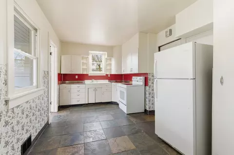 Kitchen - 1027 W Maxwell Ave, Spokane, WA 99201 photo 2 of 4