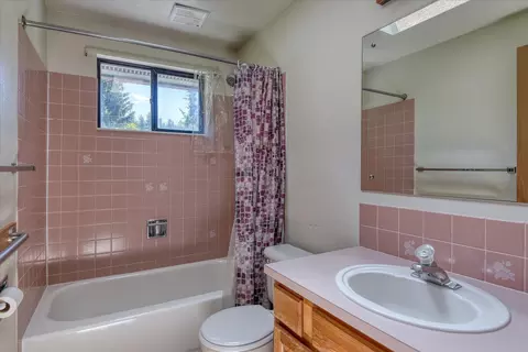Bath - 2012 E 13th Ave, Spokane, WA 99202 photo 1 of 1