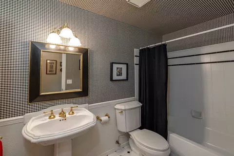 Bath - 40 E Falcon Ave, Spokane, WA 99218 photo 2 of 3
