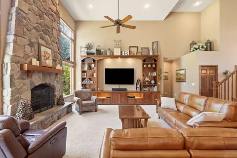 Living - 1215 E Huron Dr, Spokane, WA 99208 photo 4 of 8