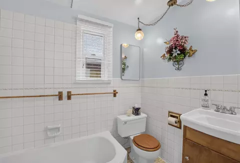 Bath - 1118 Everett Ave, Spokane, WA 99207 photo 1 of 3