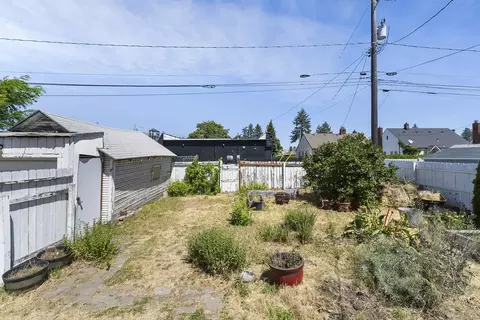 Exterior - 307 E Hoffman Ave, Spokane, WA 99207 photo 7 of 14
