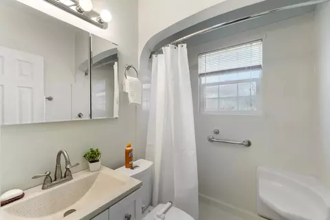 Bath - 307 E Hoffman Ave, Spokane, WA 99207 photo 1 of 2