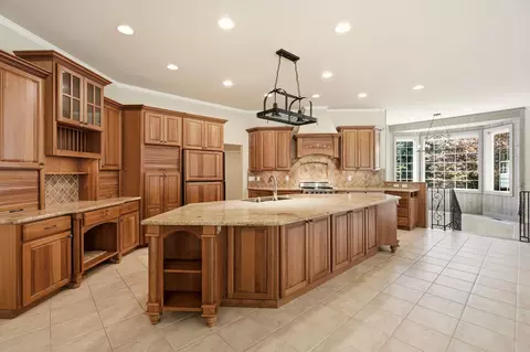 Kitchen - 1505 E Legacy Ln, Spokane, WA 99208 photo 2 of 3