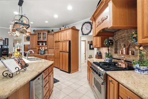 Kitchen - 1505 E Legacy Ln, Spokane, WA 99208 photo 4 of 6