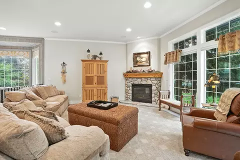 Living - 1505 E Legacy Ln, Spokane, WA 99208 photo 2 of 3