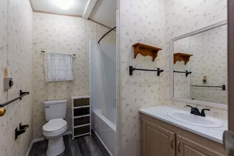 Bath - 3920 E Center Rd #20, Mead, WA 99021 photo 1 of 2