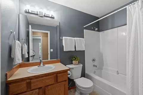 Bath - 4724 E 15th Ave, Spokane Valley, WA 99212 photo 2 of 2
