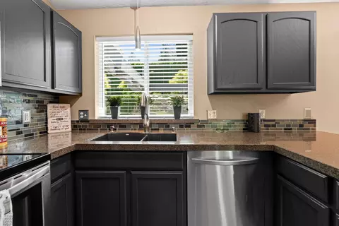 Kitchen - 4724 E 15th Ave, Spokane Valley, WA 99212 photo 2 of 2