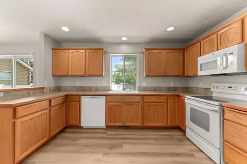 Kitchen - 1613 E Beacon Ln, Spokane, WA 99217 photo 2 of 2